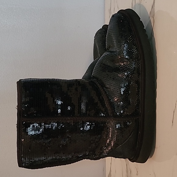 Ugg Classic Short Black Cosmos Sequins Shearling Boots Sz 9 Warm Winter Snow - Picture 3 of 15